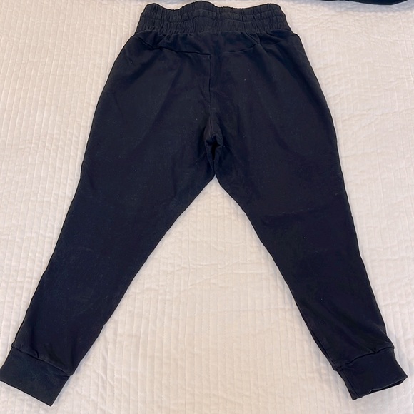 GYMSHARK Two-Piece Cropped Set - Picture 6 of 8